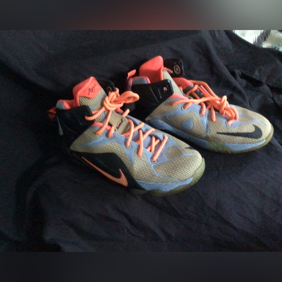 BIG KIDS NIKE LEBEON JAMES BASKETBALL SHOES - Picture 2 of 7